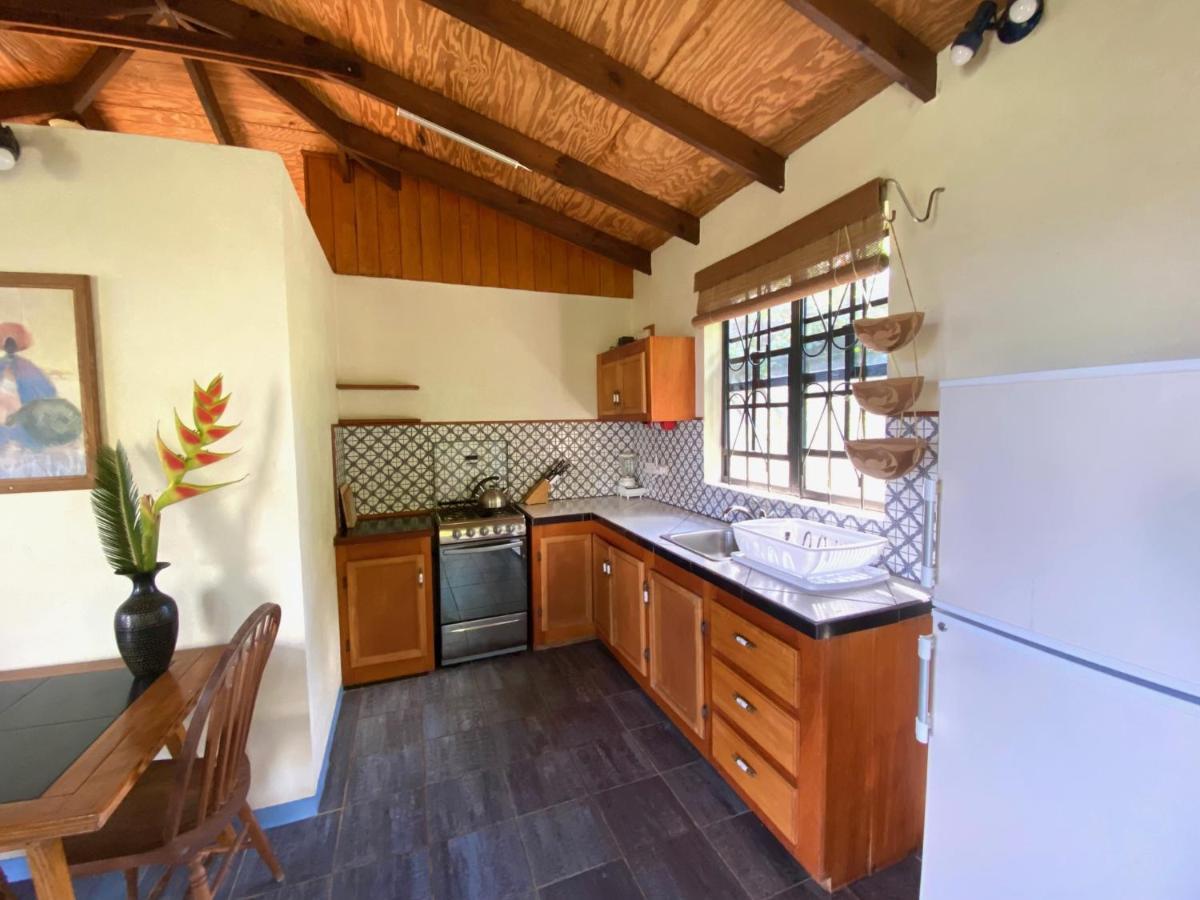 Sea Cliff Eco-Cottages & Gin Distillery Calibishie Екстер'єр фото