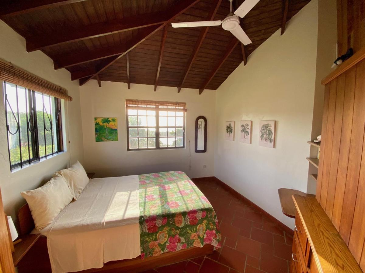 Sea Cliff Eco-Cottages & Gin Distillery Calibishie Екстер'єр фото